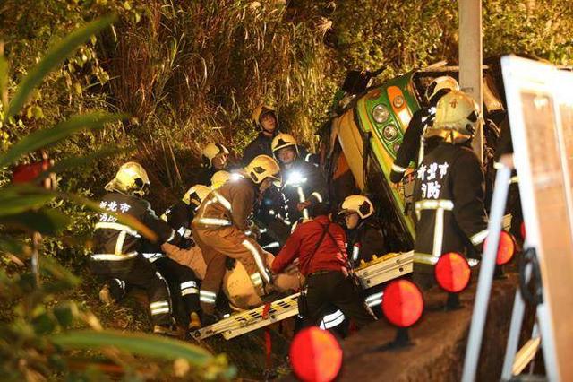 臺(tái)灣發(fā)生游覽車翻車坡事故 17人無(wú)生命跡象