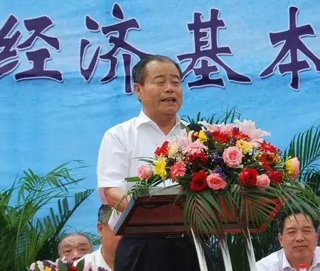 信發(fā)集團發(fā)展成為一家集發(fā)電、供熱、氧化鋁、電解鋁、碳素、燒堿、聚氯乙烯、電石、鋁深加工等產(chǎn)業(yè)于一體的現(xiàn)代化大型企業(yè)集團，位于山東聊城茌平縣。2016年10月，信發(fā)集團董事局主席張學信在接受山東商報采訪時表示，44年企業(yè)沒有一名員工離職。