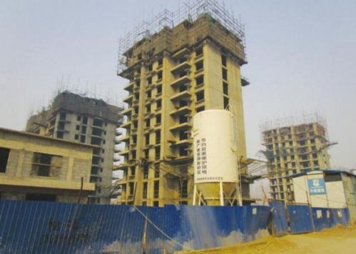 爛尾的現(xiàn)代國(guó)際汽貿(mào)城配套住宅項(xiàng)目。