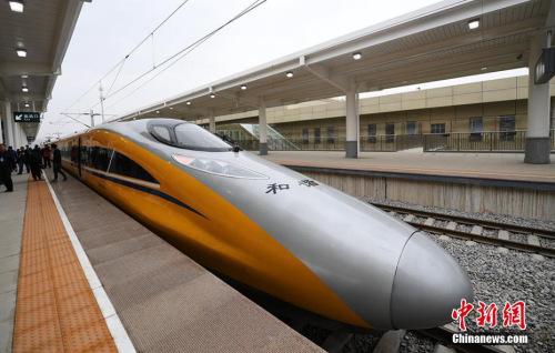 資料圖：2017年3月21日，新型CRH380AJ--0203動車組列車“黃醫(yī)生”從蘭州西車站高速場上線，開始檢測寶蘭客專蘭州西站至東岔站間334公里高鐵行車設(shè)備，寶蘭客專（蘭州局管段）聯(lián)調(diào)聯(lián)試正式啟動。楊艷敏 攝