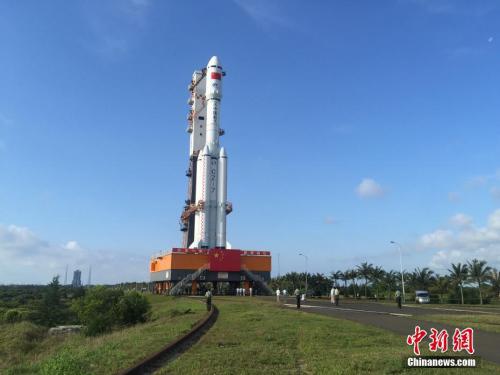 4月17日7時30分，承載著長征七號遙二運(yùn)載火箭與天舟一號貨運(yùn)飛船組合體的活動發(fā)射平臺，垂直轉(zhuǎn)運(yùn)至發(fā)射區(qū)，標(biāo)志著“天舟一號”飛行任務(wù)正式進(jìn)入發(fā)射階段。閆寧 攝