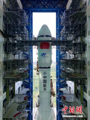 垂直轉(zhuǎn)運(yùn)的順利完成，標(biāo)志著“天舟一號”飛行任務(wù)正式進(jìn)入發(fā)射階段。張文軍 攝