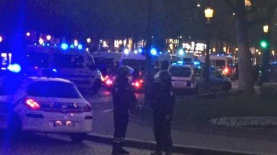 據(jù)英國廣播公司（BBC）消息，巴黎警方稱，巴黎中部發(fā)生槍擊事件，一名警察死亡，另一名受傷。
