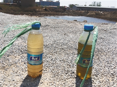 左側(cè)水樣取自化肥廠滲坑經(jīng)過治理的部分，顏色較淺；右側(cè)水樣取自同一滲坑未經(jīng)治理的部分，顏色更深。