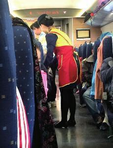 高鐵盒飯價格過高問題，近年來已成為社會熱點話題。高鐵盒飯價格緣何居高不下呢？究竟是盒飯企業(yè)壟斷化經(jīng)營，還是盒飯的成本高？這都需要高鐵相關(guān)部門公開透明，算出明細賬。