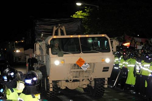 在1000多名警察的護(hù)衛(wèi)下，薩德系統(tǒng)被運(yùn)到星州的高爾夫球場(chǎng)圖據(jù)網(wǎng)絡(luò)