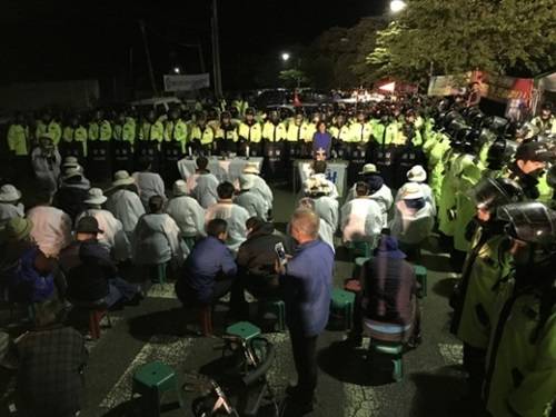 在把薩德搬運(yùn)到星州高爾夫球場(chǎng)過程中，當(dāng)?shù)鼐用窈途彀l(fā)生對(duì)抗沖突圖據(jù)網(wǎng)絡(luò)