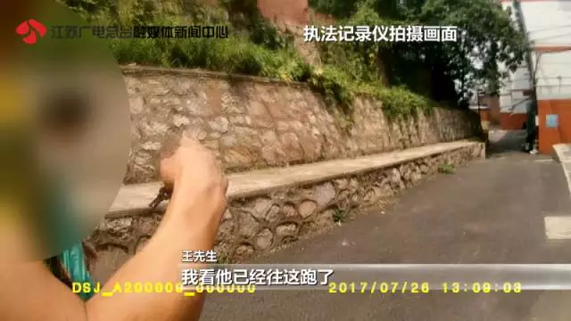 10歲女孩稱在小區(qū)內(nèi)被綁架 監(jiān)控畫(huà)面卻是這樣一幕 10歲女孩稱在小區(qū)內(nèi)被綁架 監(jiān)控畫(huà)面卻是這樣一幕