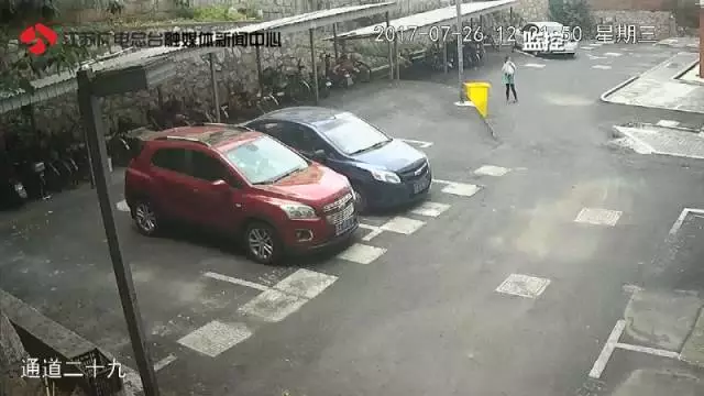 10歲女孩稱在小區(qū)內(nèi)被綁架 監(jiān)控畫(huà)面卻是這樣一幕 10歲女孩稱在小區(qū)內(nèi)被綁架 監(jiān)控畫(huà)面卻是這樣一幕