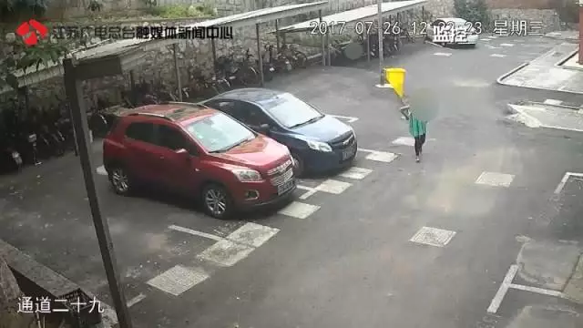 10歲女孩稱在小區(qū)內(nèi)被綁架 監(jiān)控畫(huà)面卻是這樣一幕 10歲女孩稱在小區(qū)內(nèi)被綁架 監(jiān)控畫(huà)面卻是這樣一幕