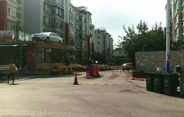 女司機(jī)與保安沖突停車堵門(mén) 物業(yè)雇吊車讓其上天