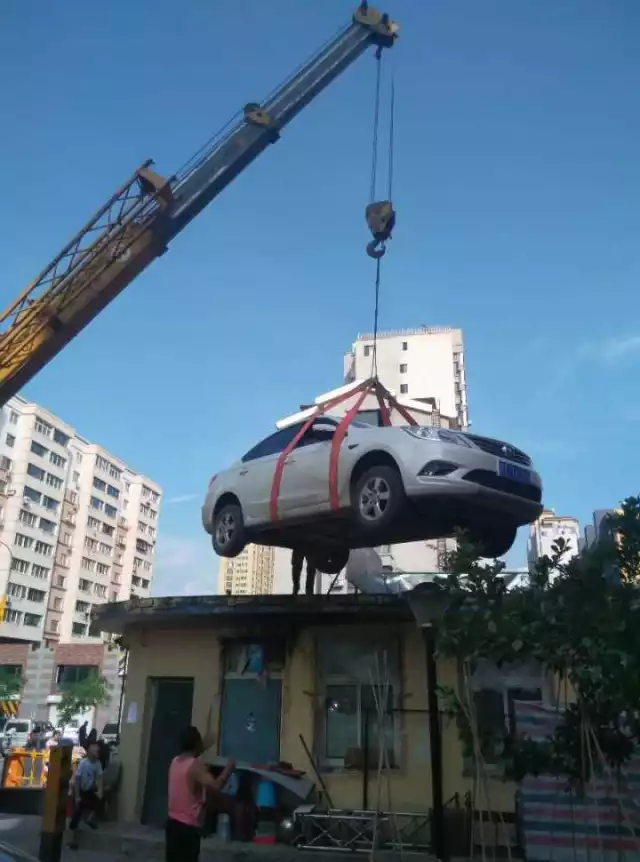 女司機(jī)與保安沖突停車堵門(mén) 物業(yè)雇吊車讓其上天