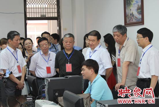 在評卷質(zhì)檢組,工作人員介紹說,今年有四級質(zhì)檢(即小組質(zhì)檢、題組質(zhì)檢、學(xué)科質(zhì)檢、省質(zhì)檢),確保嚴(yán)把質(zhì)量