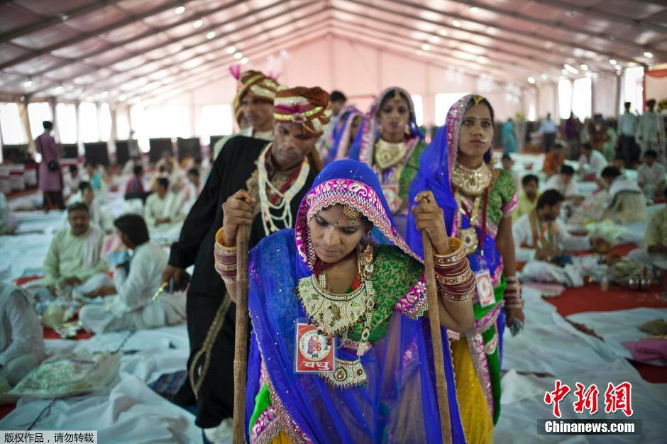 當?shù)貢r間2014年6月15日,印度新德里,印度政府為數(shù)百對貧困新人舉辦集體婚禮。