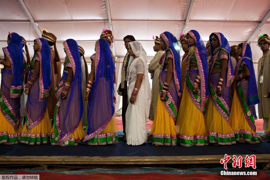 當?shù)貢r間2014年6月15日,印度新德里,印度政府為數(shù)百對貧困新人舉辦集體婚禮。