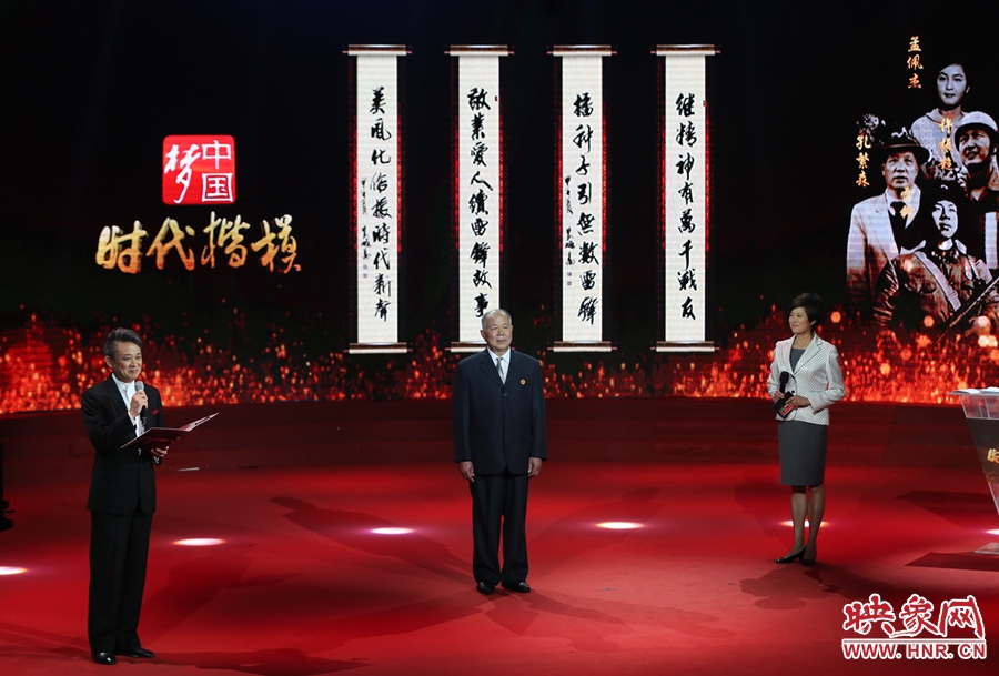 朗誦者現(xiàn)場朗誦贊河南鄧州“編外雷鋒團”的楹聯(lián)。