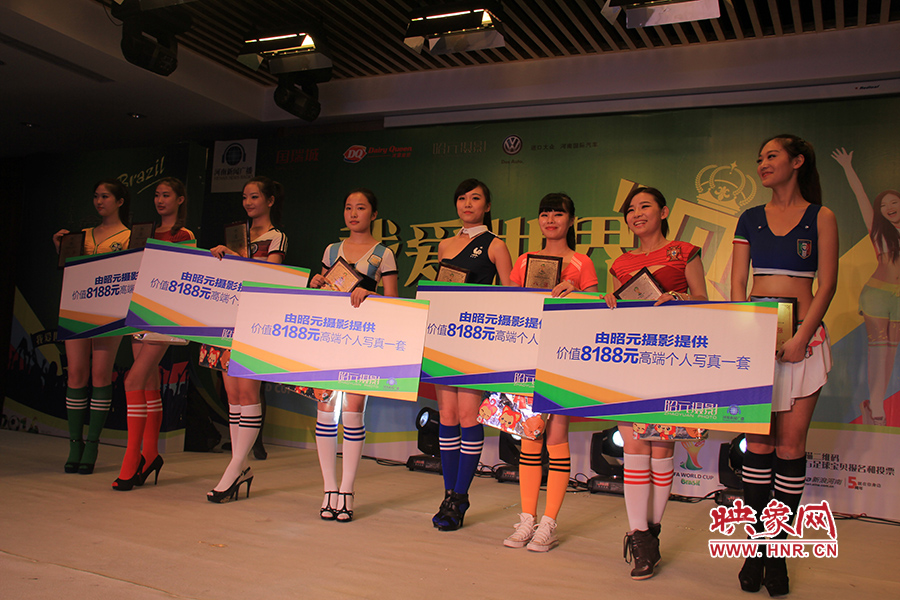 18位足球佳麗通過自我列紹、旗袍走秀、球衣展示三輪比拼，最終8位選手成功勝出。
