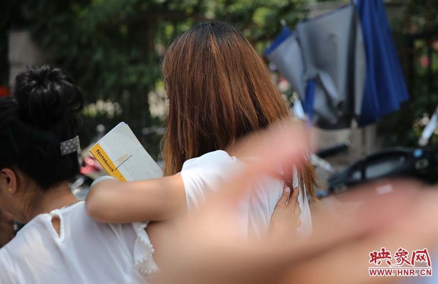 兩名看守?cái)偽坏呐⒁娪浾吲恼针x開現(xiàn)場(chǎng)。