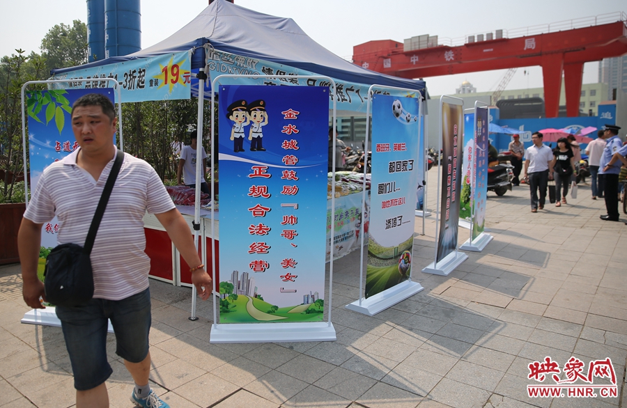 攤位被“圍觀”后，沒有一單生意，過往市民叫好。