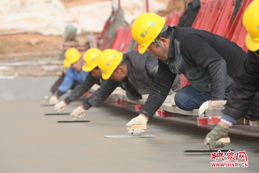 方城六標(biāo)渠道混凝土襯砌人工收面 余培松攝