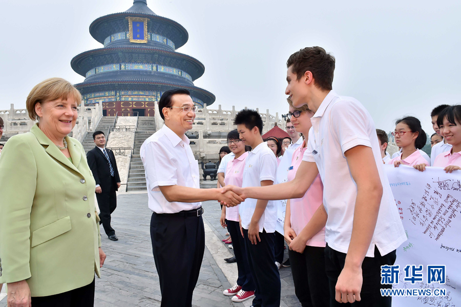 李克強同默克爾與青少年代表親切交流。