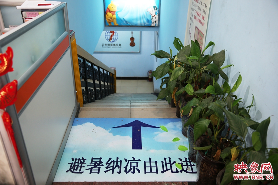 金水區(qū)人防（珠江琴行）納涼點(diǎn)入口處的明顯標(biāo)識(shí)。