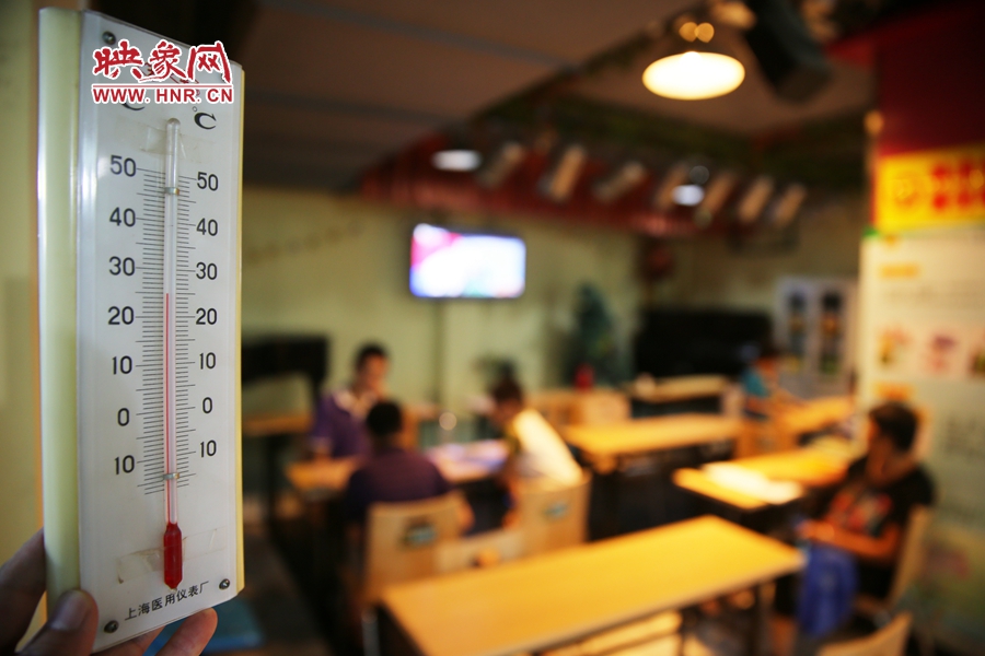 金水區(qū)人防辦（珠江琴行）納涼處，市民在25度的室內(nèi)玩棋牌。