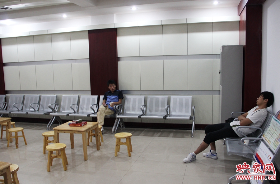 中原區(qū)人防納涼場(chǎng)所（桐柏路與中原路交叉口），市民在22度的室內(nèi)休息，并配有棋牌和飲用水。