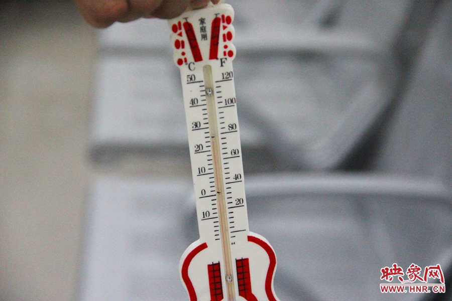 中原區(qū)人防納涼場(chǎng)所（桐柏路與中原路交叉口），室內(nèi)溫度達(dá)24度，相比中原區(qū)室外溫度低14度。