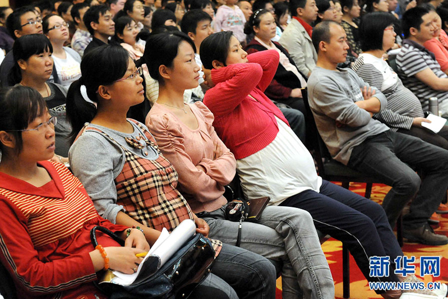 “準(zhǔn)媽媽”和“準(zhǔn)爸爸”們?cè)卩嵵菔信e行的一場(chǎng)金色“孕”律音樂會(huì)現(xiàn)場(chǎng)欣賞搖籃曲（2011年5月8日攝）。