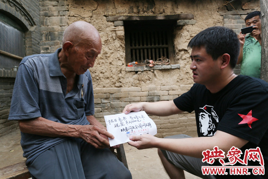 映象網(wǎng)記者親手將網(wǎng)友捐款交到老人手中。