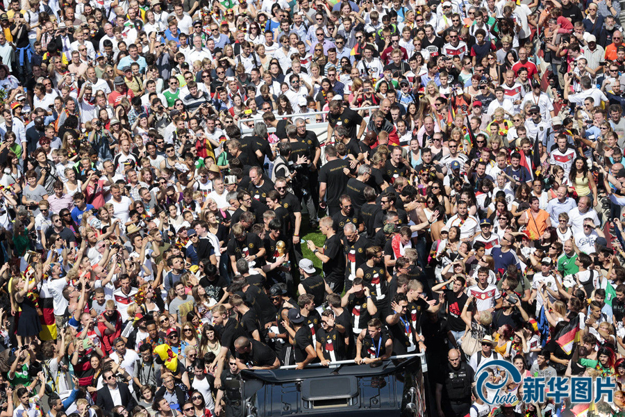 當(dāng)?shù)貢r間2014年7月15日，德國柏林，德國隊歸國舉行奪冠巡游。