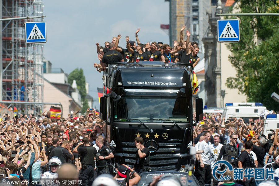 當(dāng)?shù)貢r間2014年7月15日，德國柏林，德國隊歸國舉行奪冠巡游。