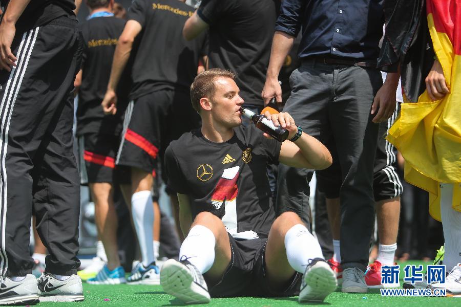 當(dāng)?shù)貢r間2014年7月15日，德國柏林，德國隊歸國舉行奪冠巡游