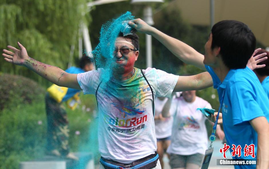 7月19日,參加彩虹跑的年輕人沖向終點后合影。