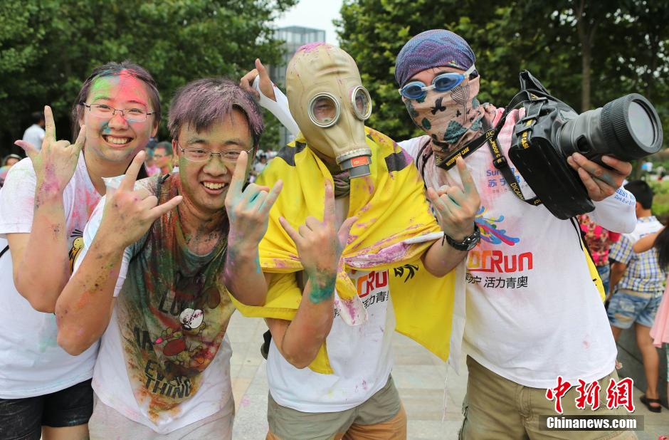 7月19日,參加彩虹跑的年輕人沖向終點后合影。