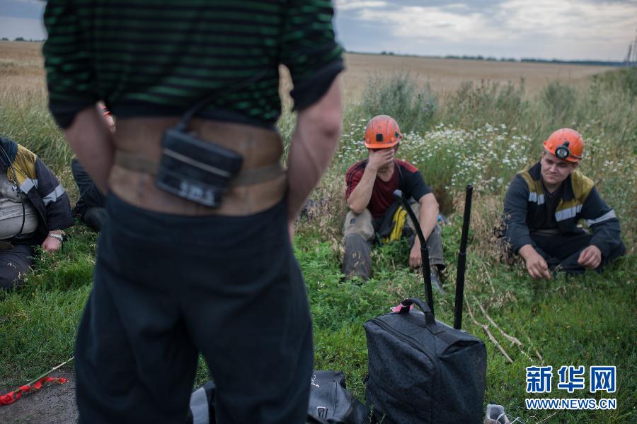 7月19日,在烏克蘭頓涅茨克州馬航MH17航班的墜毀現(xiàn)場附近,幾名礦工志愿者在休息。