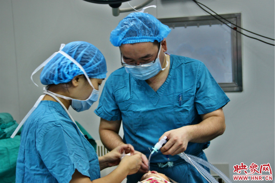 醫(yī)生正在對(duì)小龍進(jìn)行麻醉后的觀察。