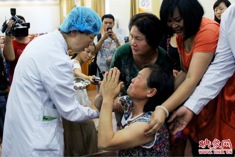 當(dāng)?shù)弥↓埬X部的鋼針成功取出，馮書(shū)想的情緒有些激動(dòng)。