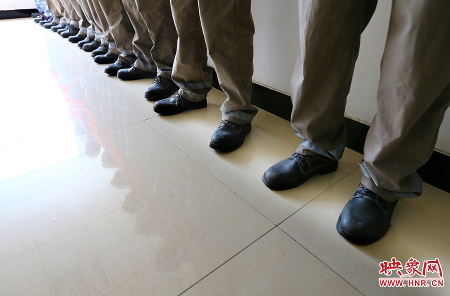 由于工作需要，即使在高溫天氣下也必須穿厚重的絕緣鞋