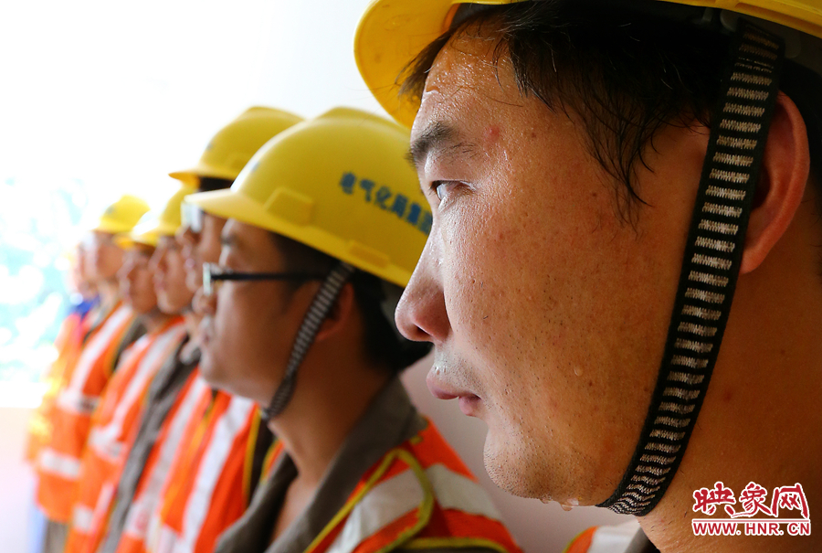 入伏的天氣里，一套工裝穿在身上，即使不動也是滿頭大汗