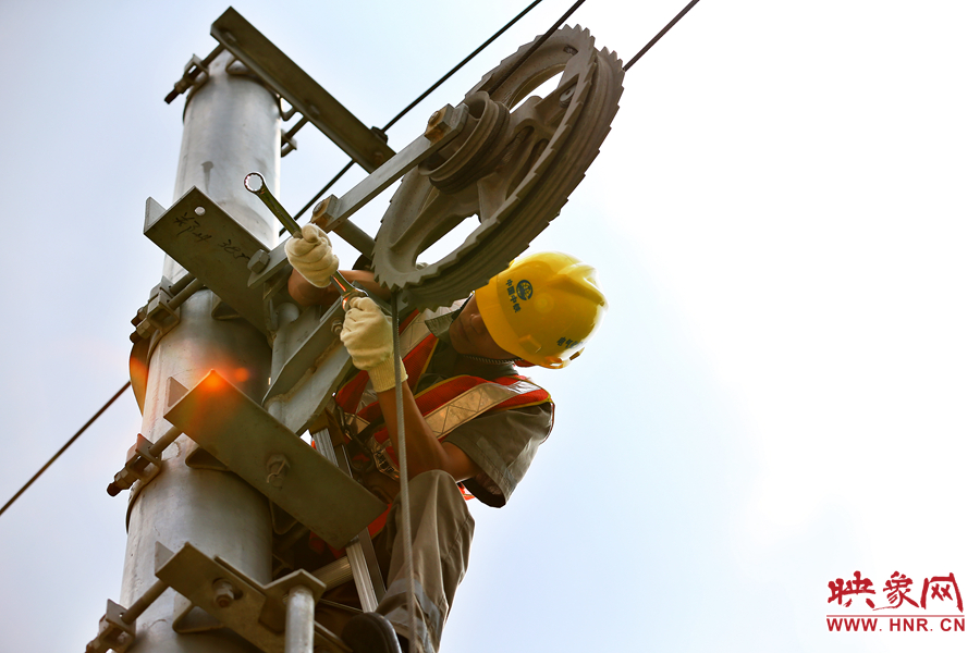 被太陽暴曬后的線桿碰著就能燙紅皮膚，可是檢修員此刻也顧不得許多