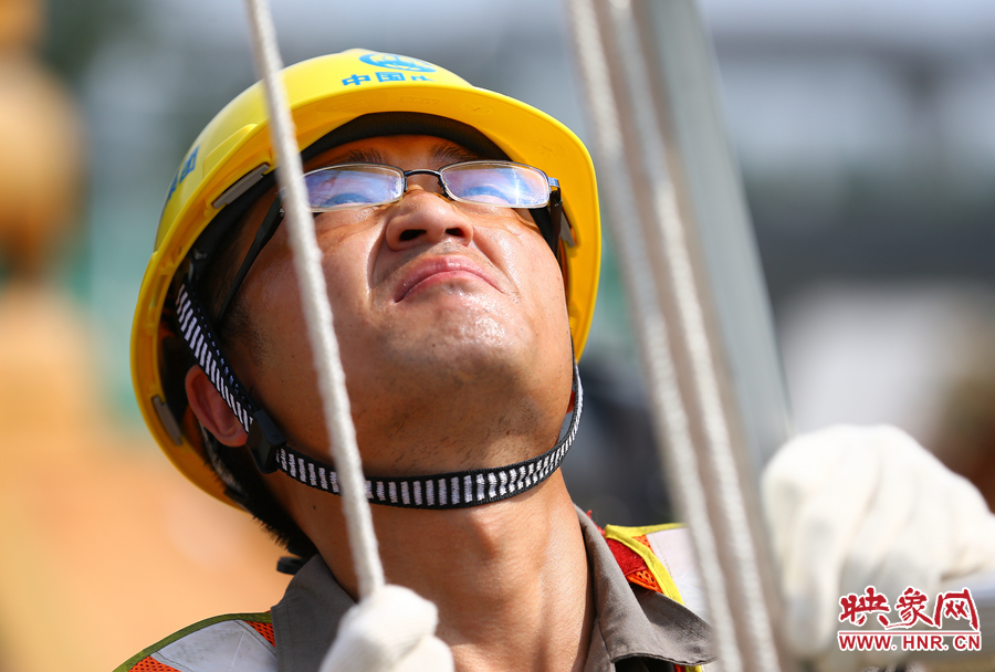 酷暑下，工人師傅的每一個動作都消耗著大量的體力