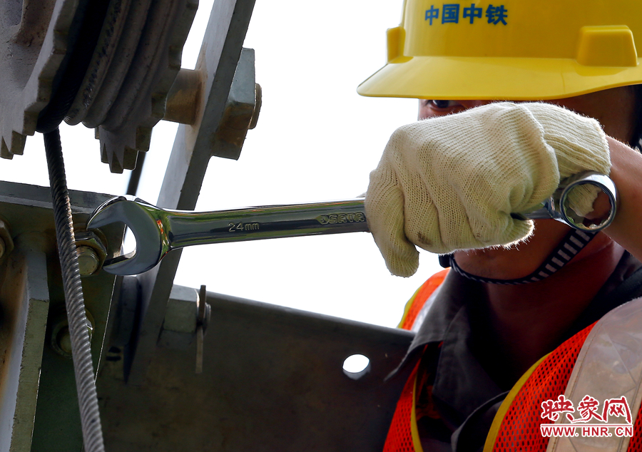 雖然備受高溫的煎熬，但是工作卻是一絲不茍