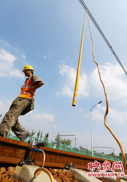 金屬的施工工具，在高溫的暴曬下需要帶上手套才敢觸碰