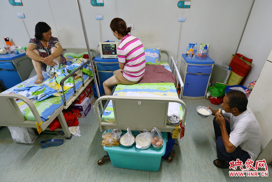 早上八點多，親戚買來了早餐，可是孩子的奶奶和姑姑卻吃不下去