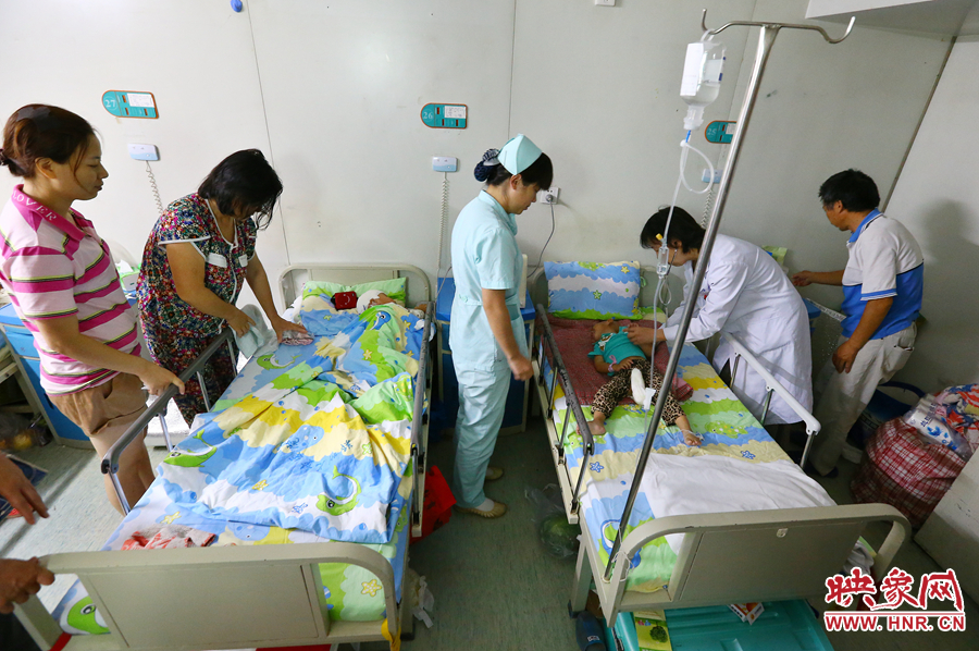 手術前，畫面右側的大龍正在接受醫(yī)生的檢查，左側的小龍還在熟睡。