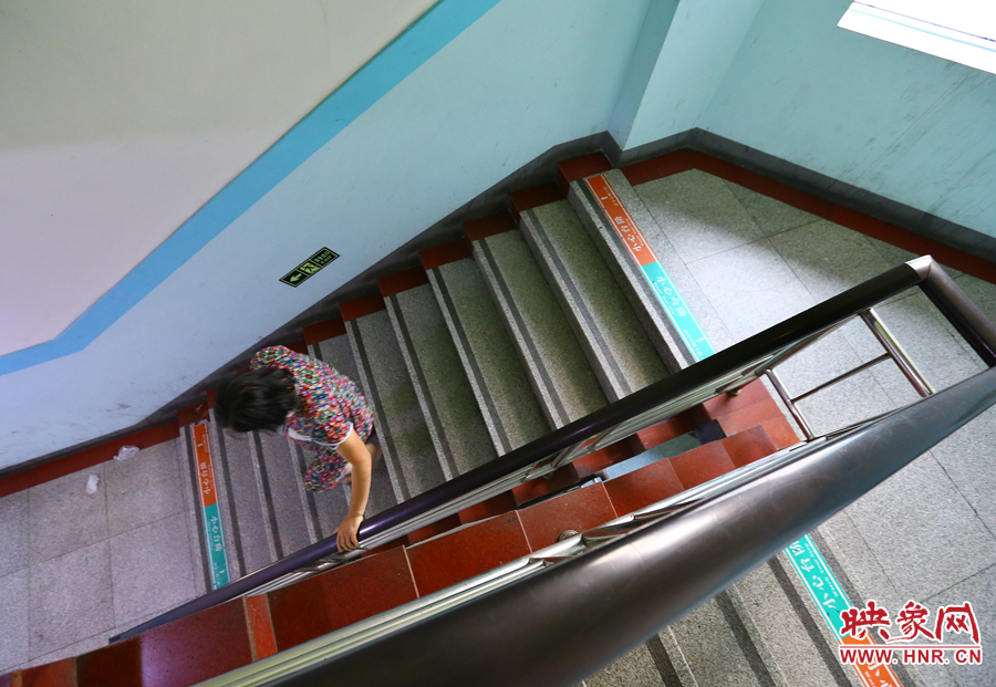 當看到孫子進入手術室后，大龍的奶奶含著淚離開