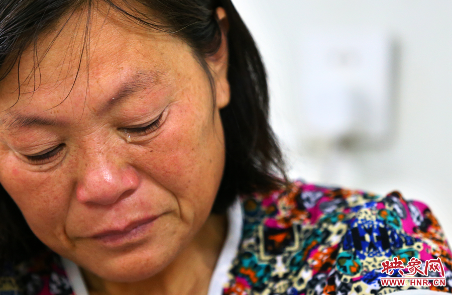 大龍手術時，等待結果的奶奶留下了淚水