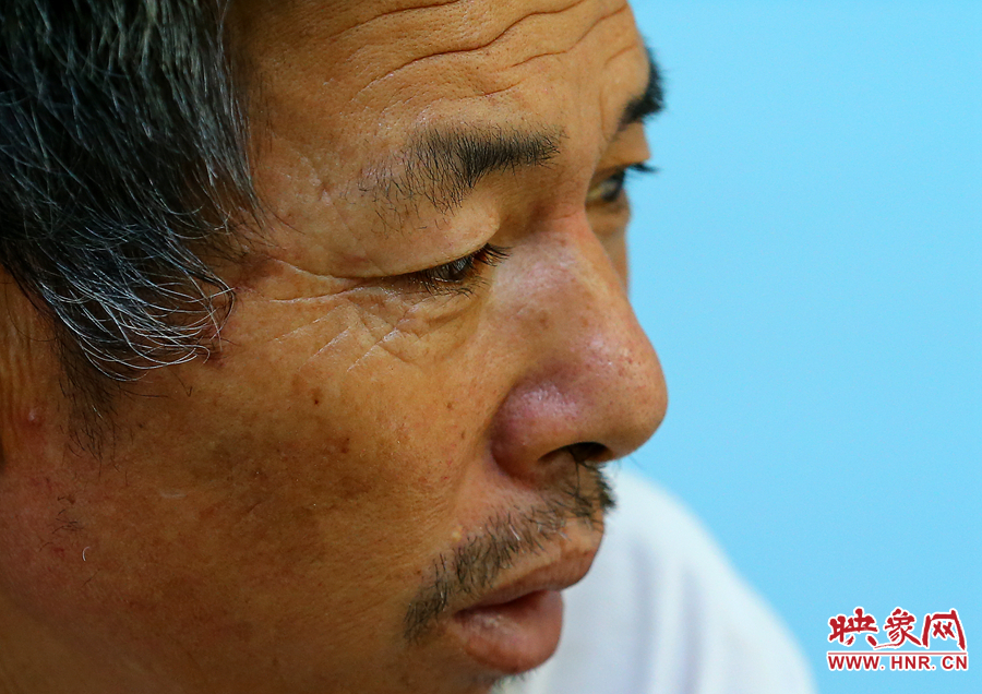 大龍爺爺兩鬢的白發(fā)這兩天好像又多了些，在手術室外的等待，更是對他內(nèi)心的煎熬。